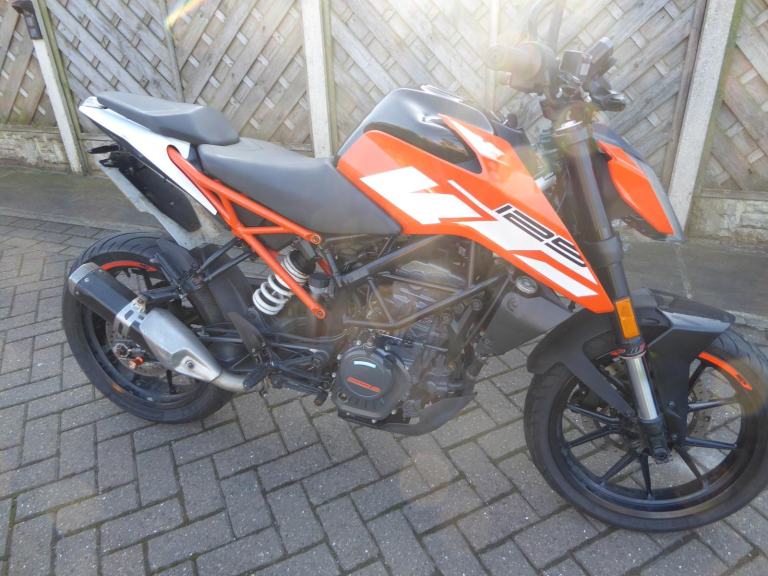 KTM DUKE 125 20 REG BEEN STOOD DROPPED ON LEFT SIDE GOT KEY AND V5
