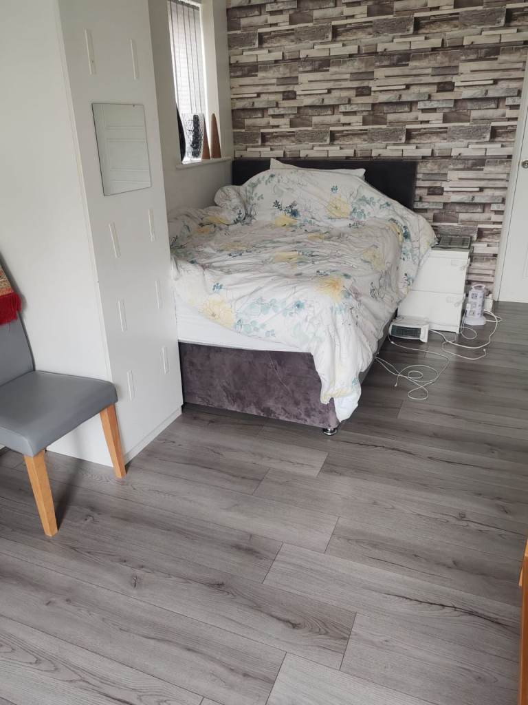 Spacious and Cosy Single Room for Rent in - SK14 3FW