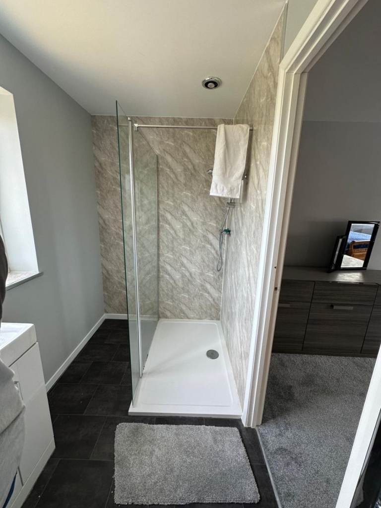 Private ensuite room to rent.