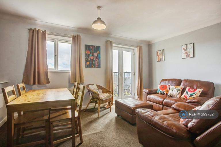 4 bedroom flat in Chillingham Road, Newcastle Upon Tyne, NE6 (4 bed) (#2997521)