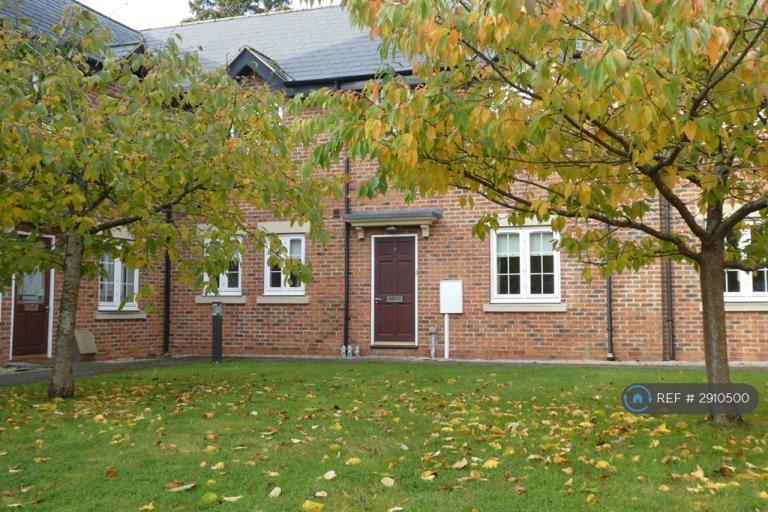 2 bedroom flat in High Street, Brackley, NN13 (2 bed) (#2910500)