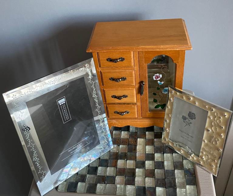 JEWELLERY/TRINKET BOX PLUS 2 PICTURE FRAMES