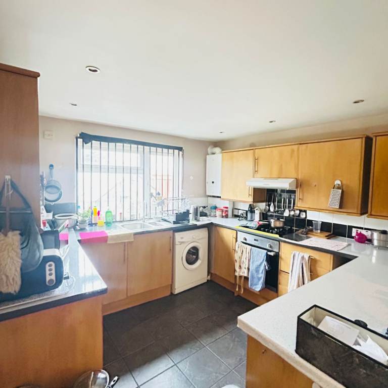 (With your own TOILET) .. NICE DOUBLE ROOM in Hornchurch, RM13 8NH FOR £770pcm AVAILABLE NOW !!!