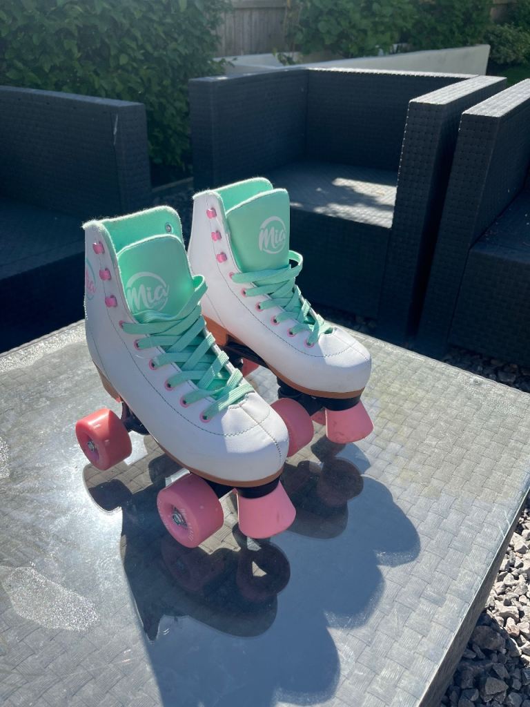 Mia roller skates