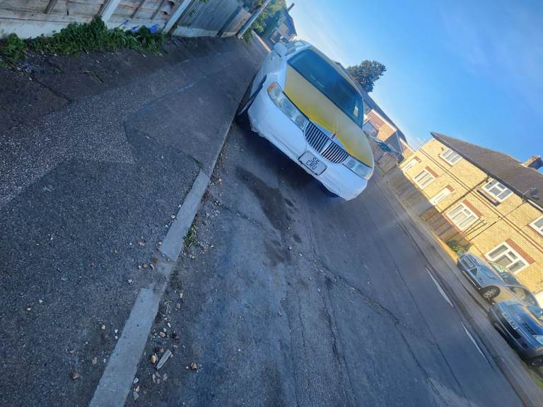 LIMOUSINE-FORD LICOLN TOWN CAR -American -Works as It Should