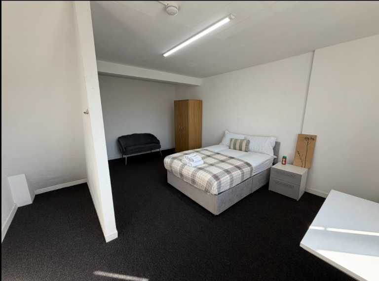 Spacious 1 Large Bedroom in  HMO with Parking – Available NOW