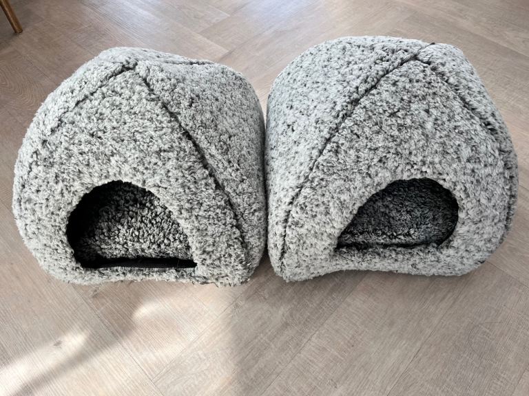 Cat house igloo x2 & scratching post 