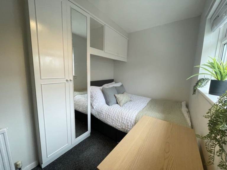 64 New Mill Road, Sketty, Swansea - ROOM TO LET