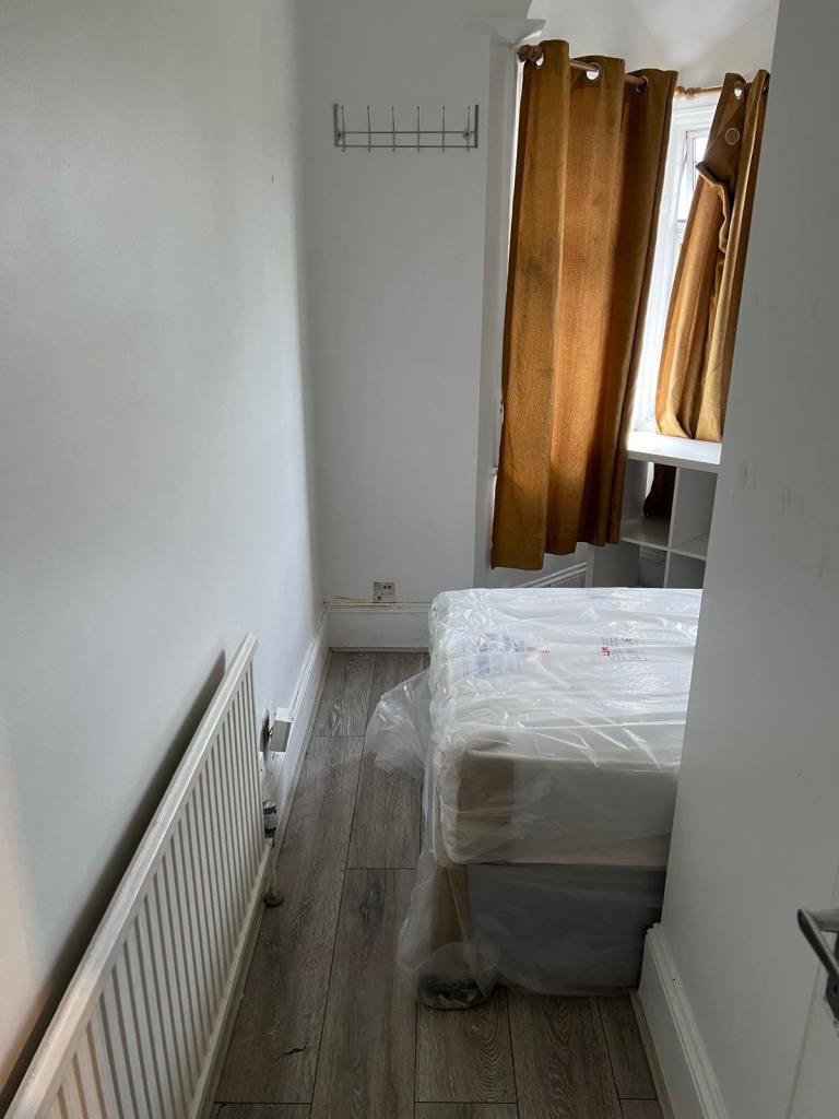 Double room EN-SUITE in Streatham Hill. Inclusive of all bills £800pcm. SW2 3TS .