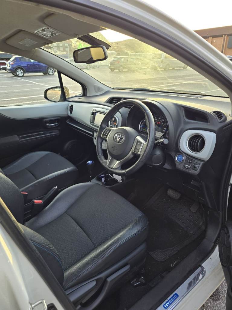 Automatic Toyota Yaris hybrid 1.5 VVT-CVT,5 Hatchback Petrol/Electric