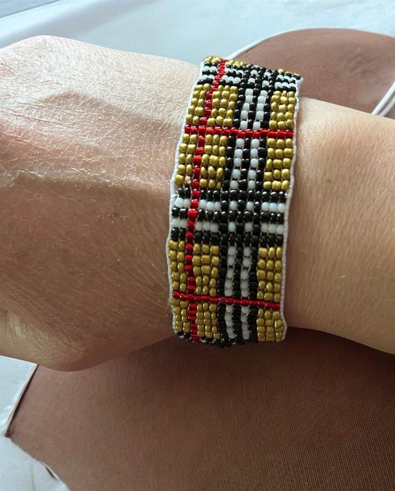 Handmade Beaded Bracelet – Classic Plaid Design