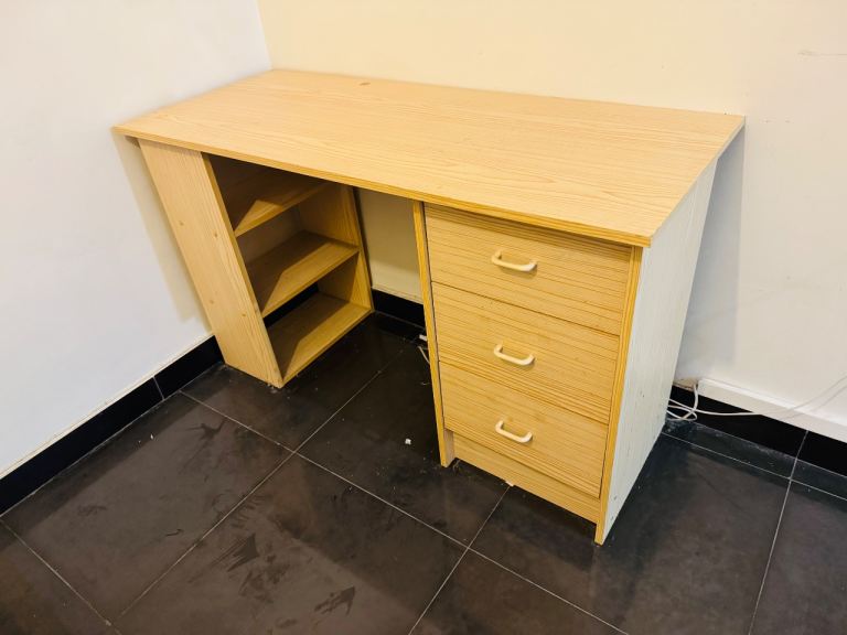 Office desk (Can be transported by demounting all pieces)