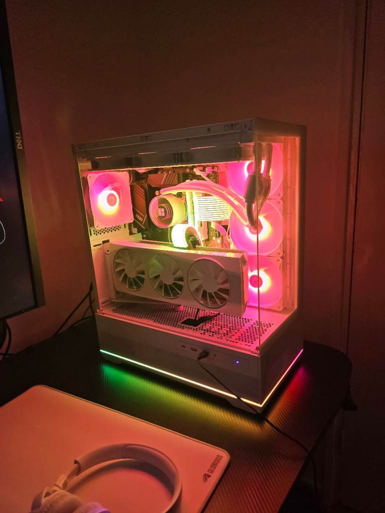 Custom GAMING PC / RX 9070 XT / i7 - 13700KF / 32GB Ram New Build