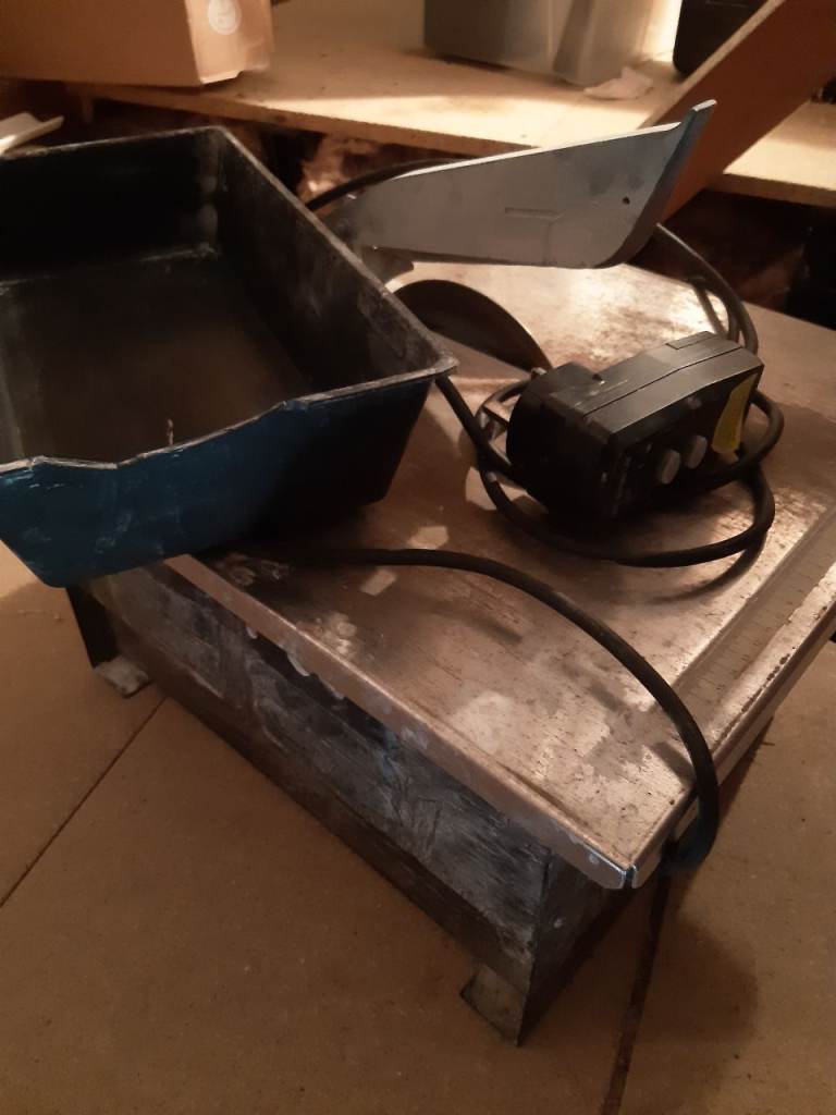 Electric tile cutter