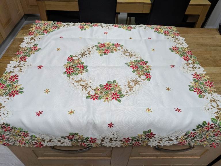 image for Stunning Christmas square table cloth & matching mats 