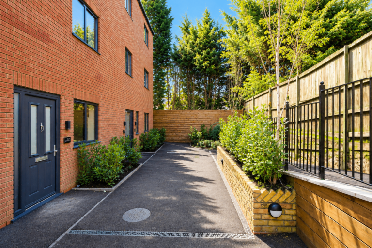 2 bedroom brand new flat for rent ideal for family & family 