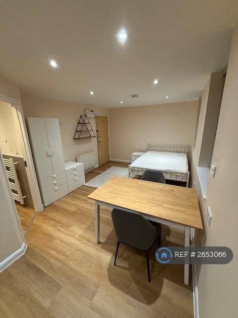 Studio flat in Far Gosford St, Coventry, CV1 (#2653066)
