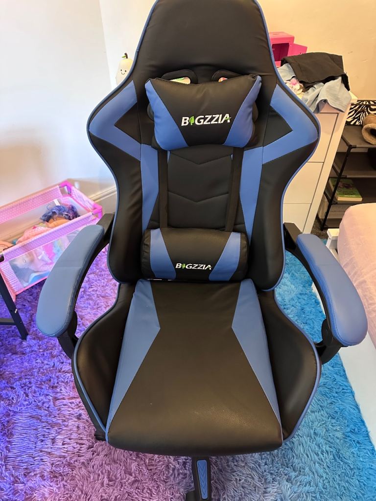 Gaming chair and desk 