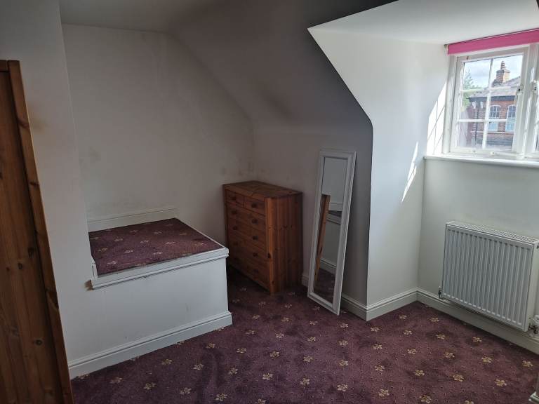 Large en-suite room to rent 