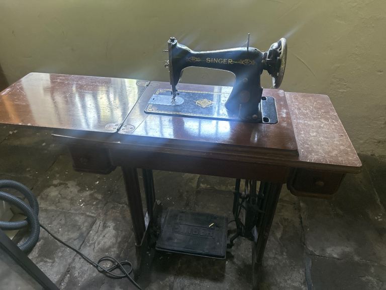 Vintage singer sewing machine 