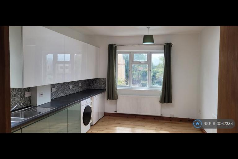 3 bedroom flat in Chiswick, London, W4 (3 bed) (#3047384)