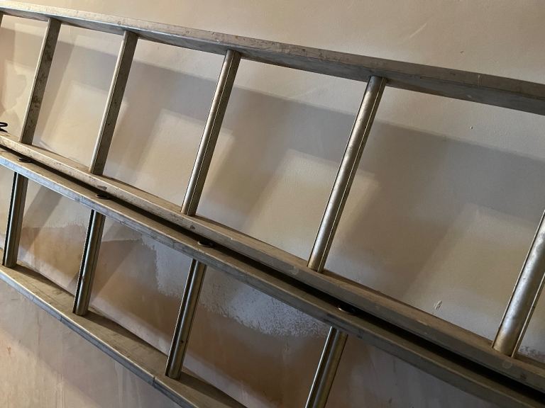 Extending aluminum ladders 