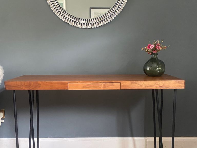 Console Table. 