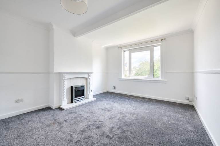 Recently upgraded, 2 bedroom upper villa with private garden, in Balgreen – available NOW