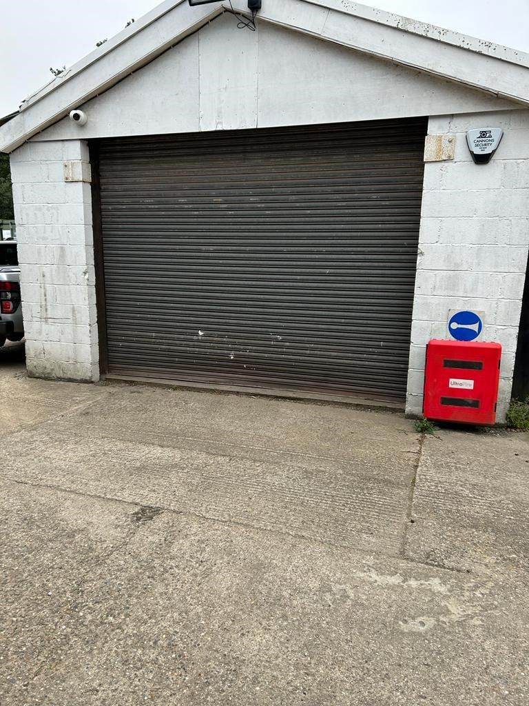 Workshop and small yard to rent with office