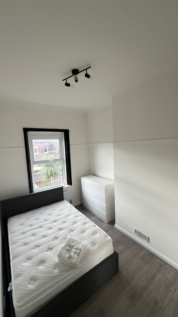1 double room for rent in a shared house 