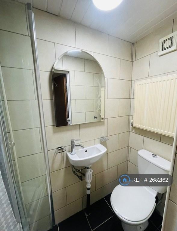 1 bedroom flat in Manchester Road, Huddersfield, HD4 (1 bed) (#2682162)