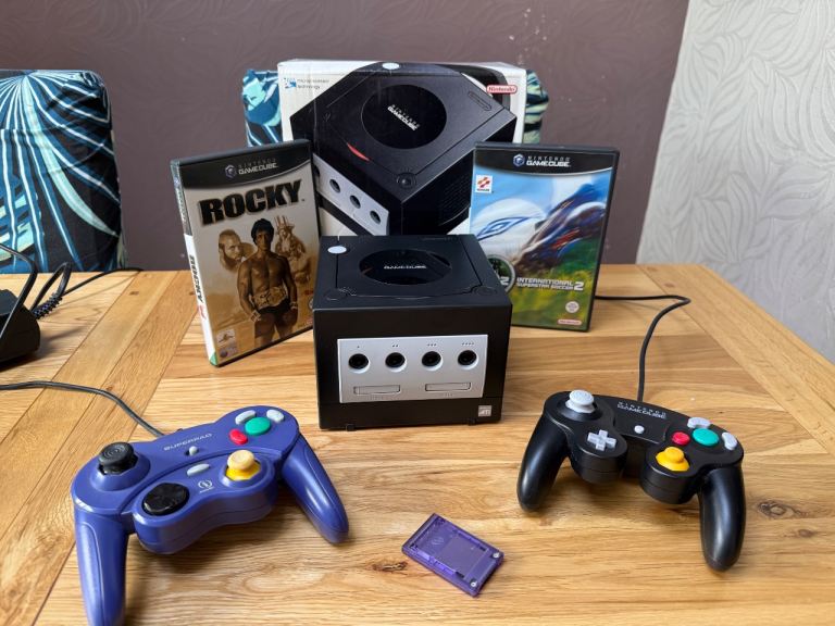 image for Nintendo Game Cube, 2 controllers and 2 games