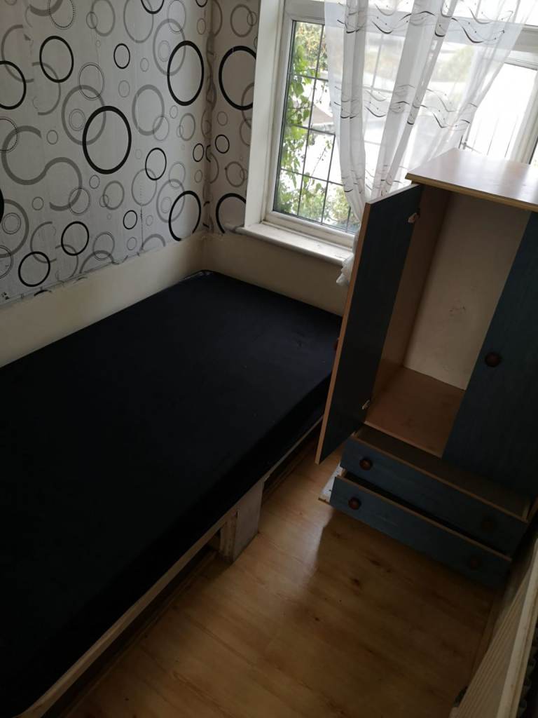 Small Single room available in Edmonton N9
