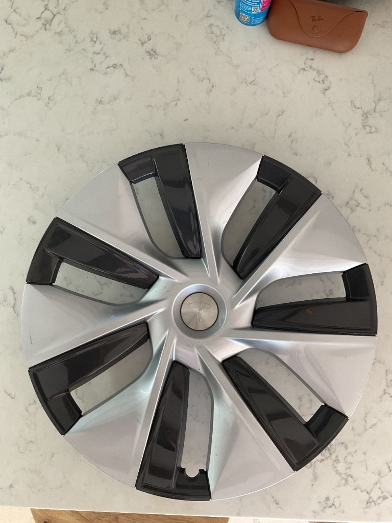 Tesla R19 wheel trims 