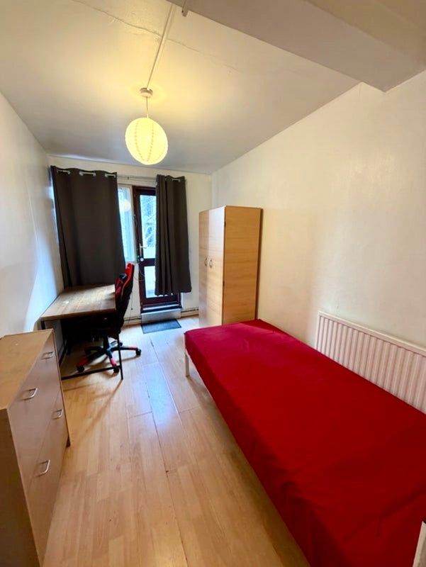 🏡 Lovely Room with Balcony | Poplar Near Canary Wharf | 1 Room Available 🤍