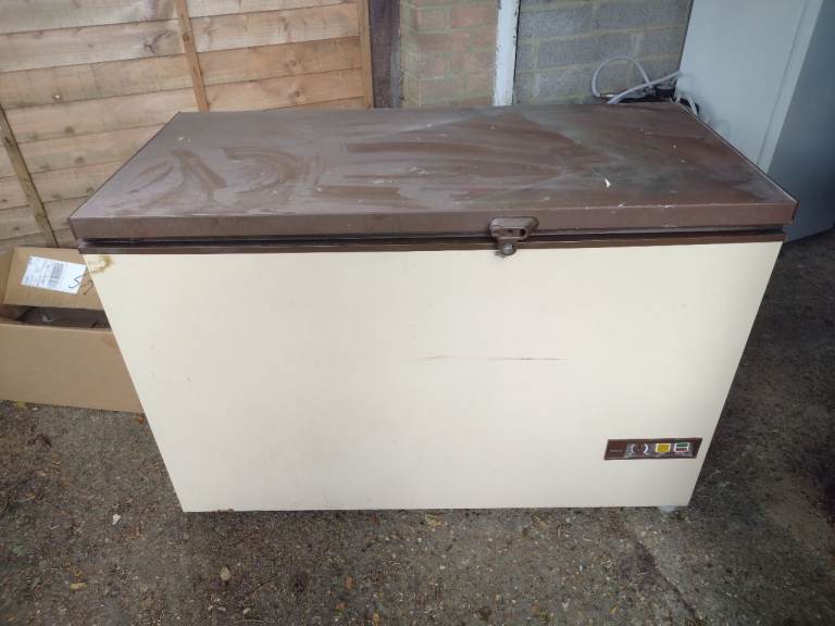 Chest freezer medium size 4ft x 2 inch wide 33 inch high good working order 
