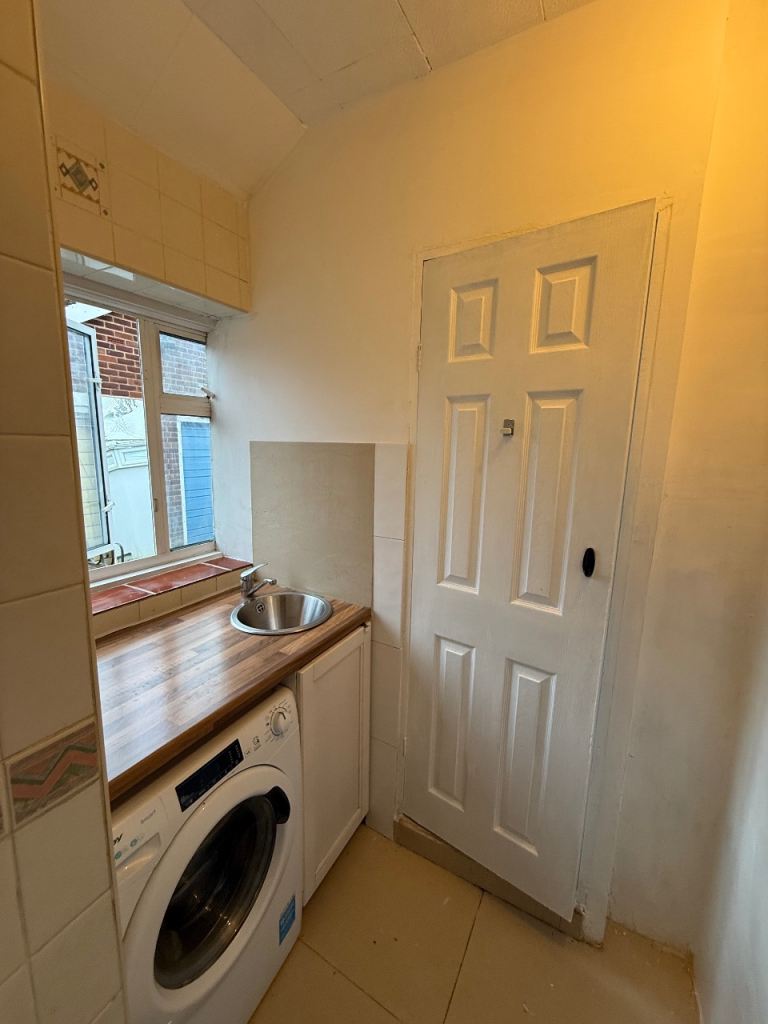 Large studio apartment to rent in Hounslow East separate entrance 