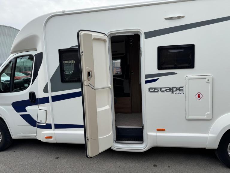 SWIFT ESCAPE 695 - 2017