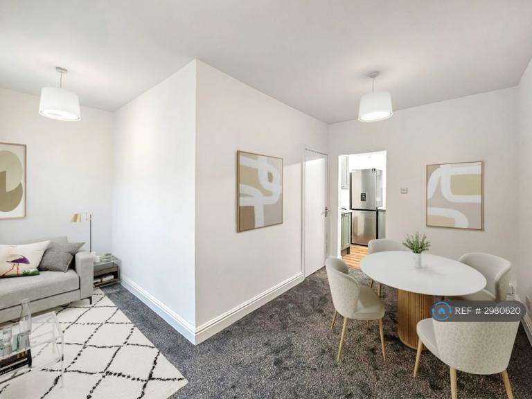 2 bedroom flat in St. Georges Street, Cheltenham, GL50 (2 bed) (#2980620)
