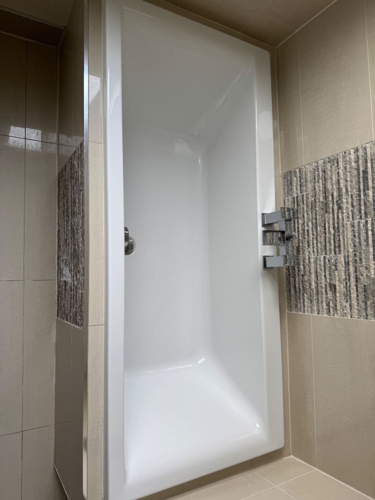 White Bathtub  and taps. Good condition 