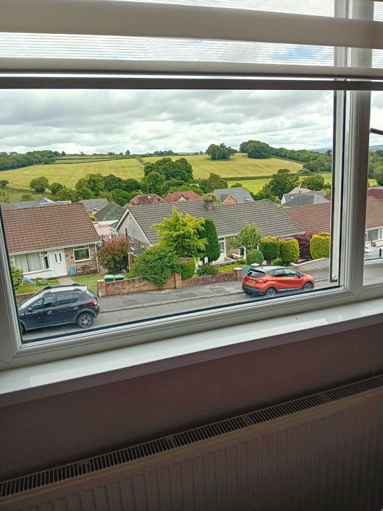 Room to rent very large double fitted wardrobes,fully furnished. 