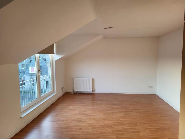 Modern Central Two-Bedroom Top Floor Apartment with Parking