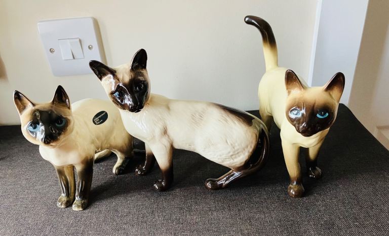 Vintage Ceramic Siamese Cats Figurine Set – Good Condition