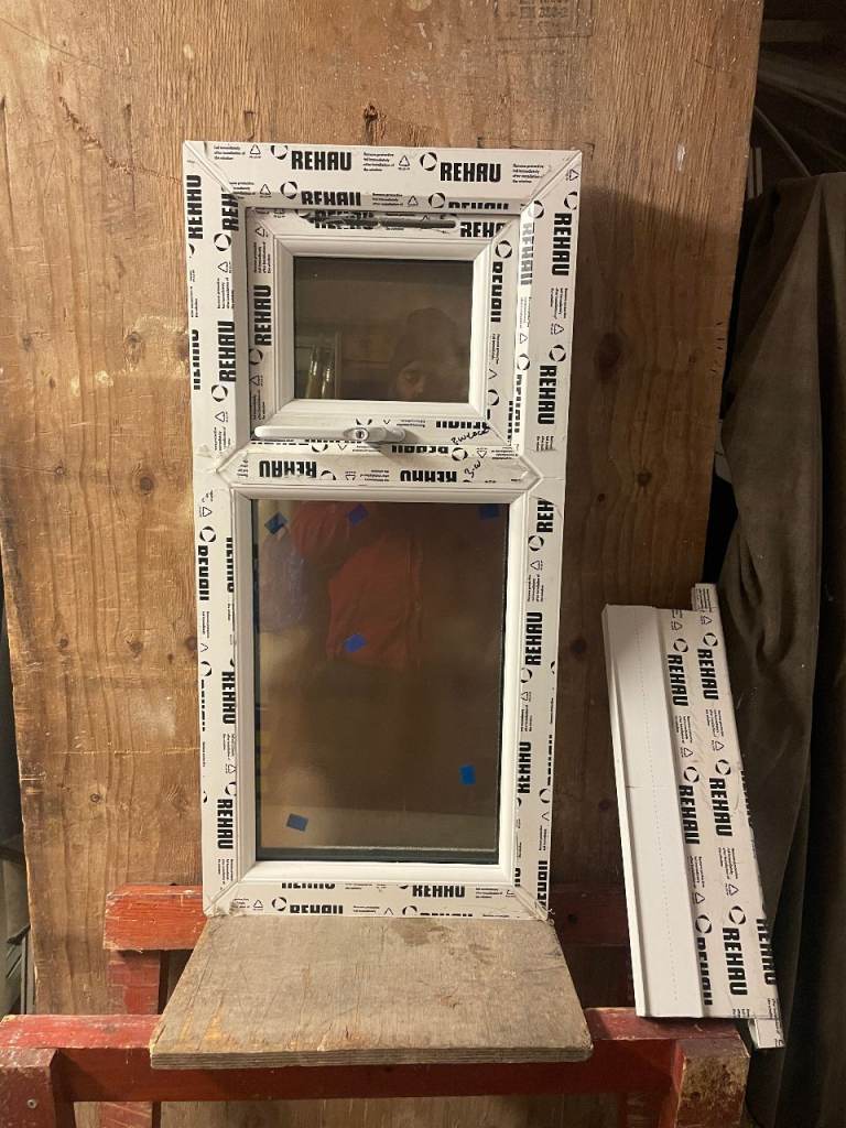 H 89.5 x W 42.5 cm-SMALL BRAND NEW REHAU UPVC DOUBLE GLAZED WINDOW OBSCURE (BATHROOM) (REF: SJ477) 