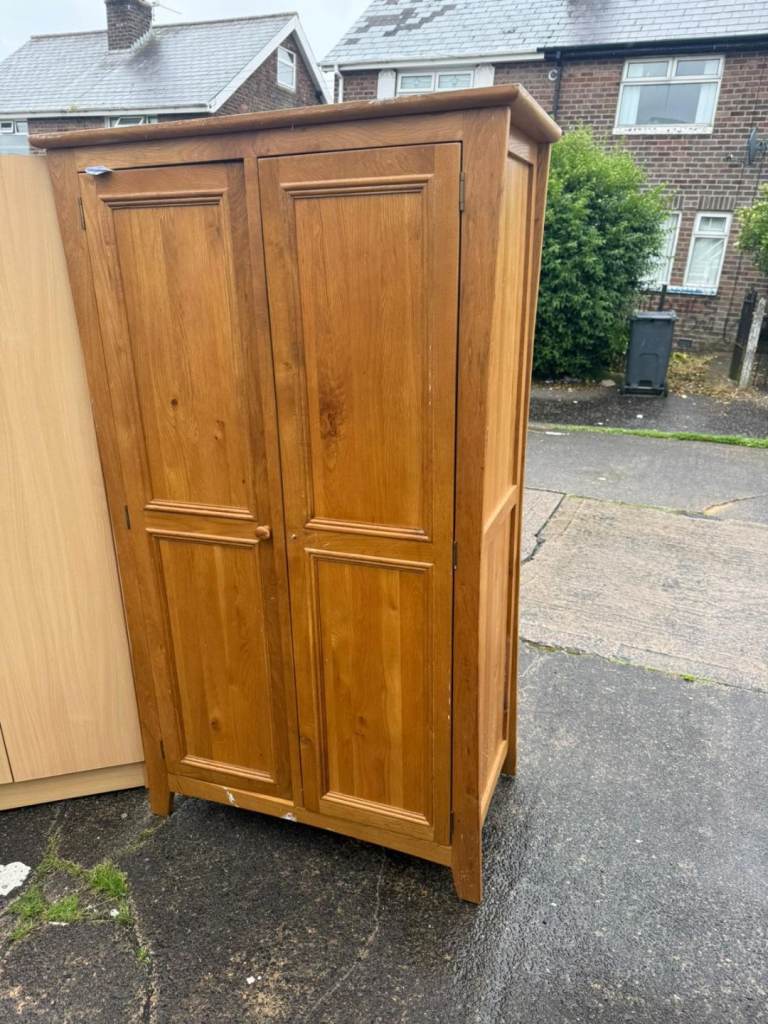 Oak wood double door wardrobe £95