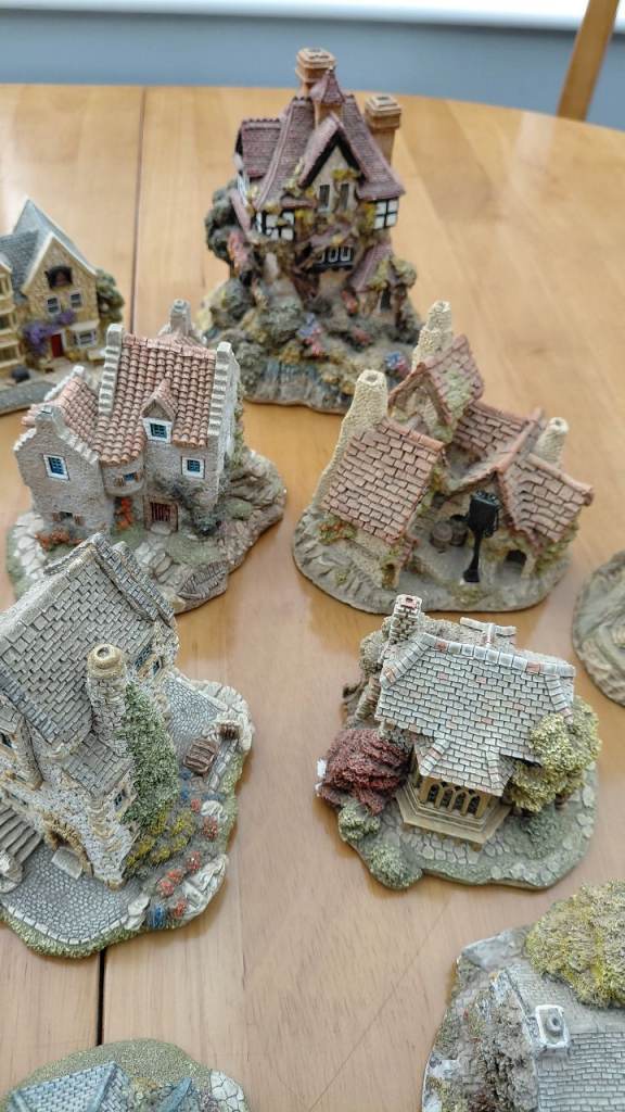 Collection of Decorative Miniature Cottages & Castles – Good Condition
