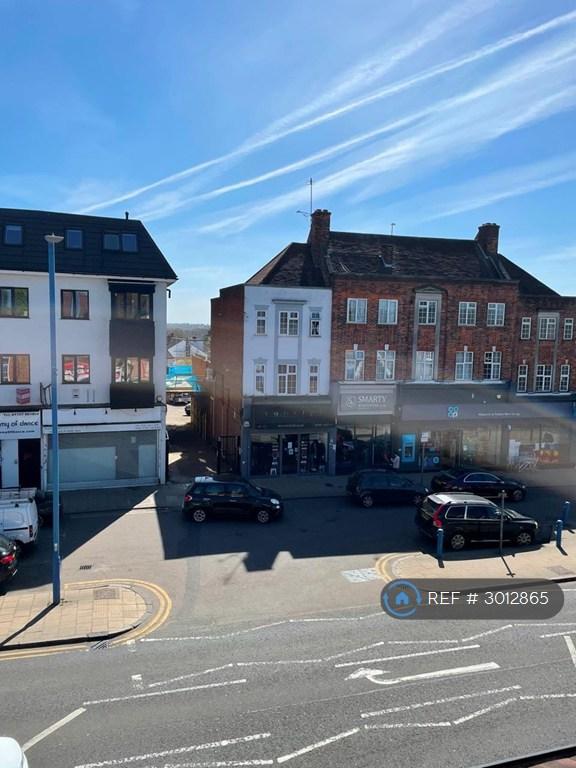 Studio flat in High Street, Potters Bar, EN6 (#3012865)
