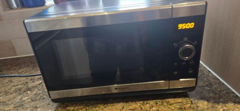 🍽️ Hotpoint Microwave Oven – £35 🍽️ 💷 £35 ONO ✅ Fully working