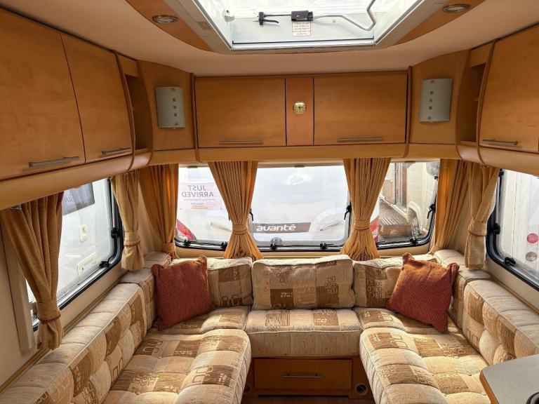  BAILEY PAGEANT BURGUNDY -FIXED BED CARAVAN WITH CORNER WASHROOM & MOTORMOVER