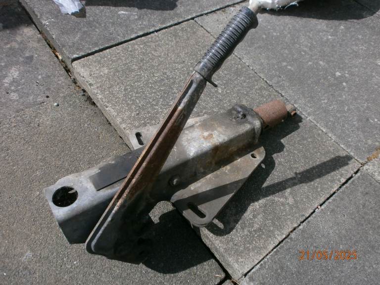 TRAILER HEAVY TOW BAR HITCH.